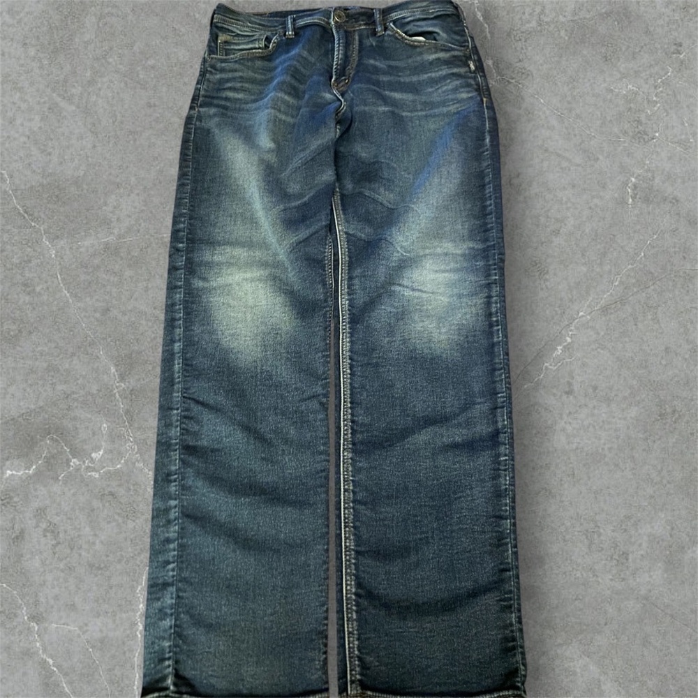 SILVER JEANS WITH DESIGNS THROUGHOUT THE PANTS‼️NO NOTICEABLE FLAWS‼️